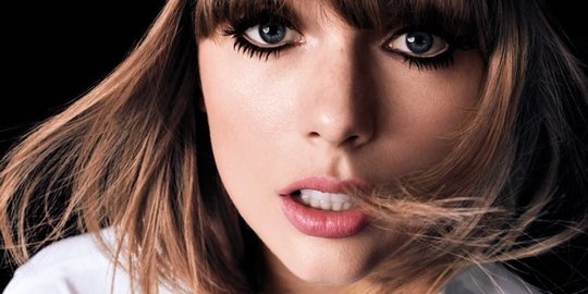 Tips Ubah Lipstik Biasa Jadi Matte Lipstain ala Taylor Swift