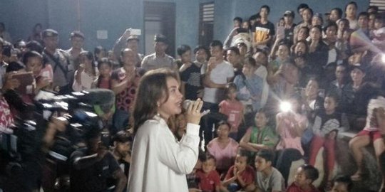 Rossa kejutkan pengungsi di Bangli, serahkan bantuan uang Rp 400 juta