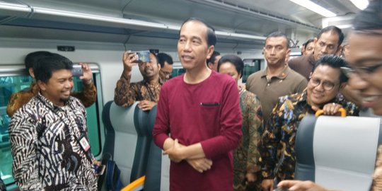 Gaya casual Jokowi resmikan kereta bandara, hebohkan netizen