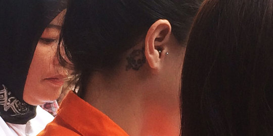 Ada tato  tengkorak di  belakang  telinga  Jeniffer Dunn 