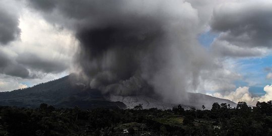 Sinabung 7 kali erupsi di awal tahun 2018