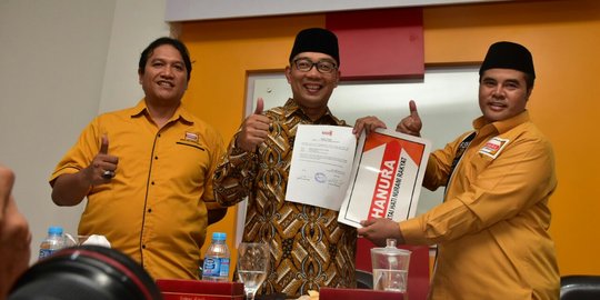 Aceng Fikri serahkan SK dukungan Hanura kepada Ridwan Kamil