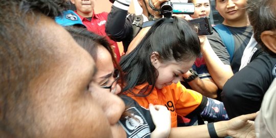 Wajah sumringah & cengengesan Jennifer Dunn lenyap saat tiba di Puslabfor