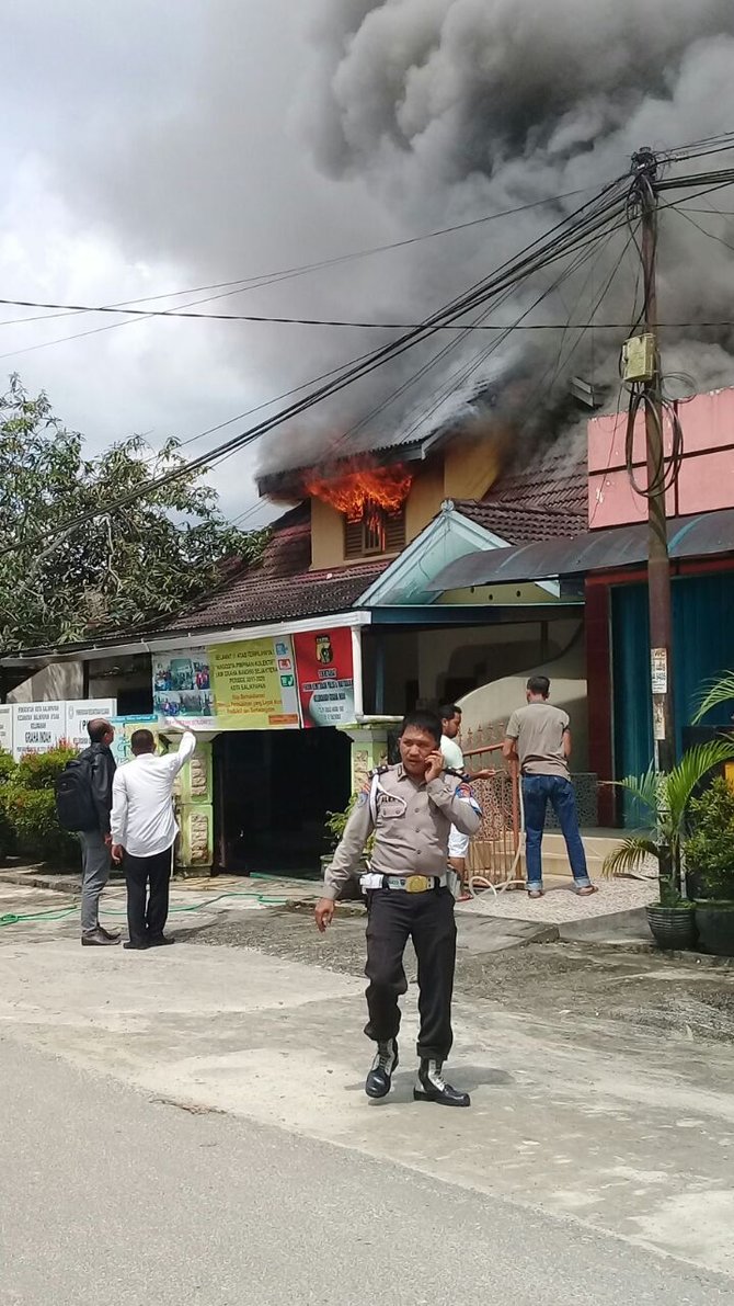 kantor lurah di balikpapan utara dibakar