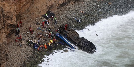 Nahas, 48 orang tewas dalam kecelakaan bus di 'tikungan setan' Peru