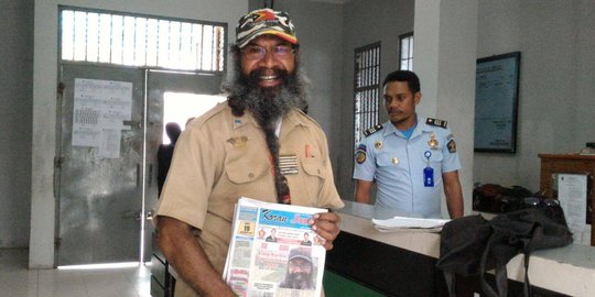 Pakai pin bintang kejora, aktivis Papua Filep Karma sempat diamankan polisi