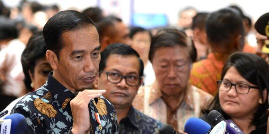 Jokowi pastikan dana program padat karya Rp 12 triliun cair di Januari 2018