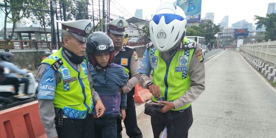 Tabrak polisi di Mampang saat masuk busway, ternyata Solihin bawa ganja