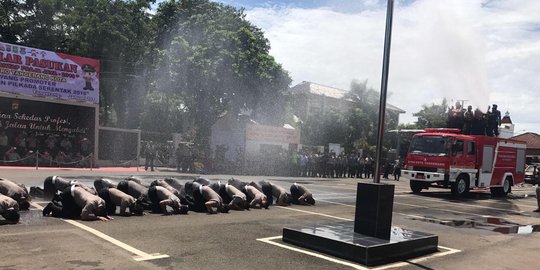 Naik pangkat, 34 polisi dan PNS di Tangerang bersujud sambil disiram air
