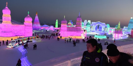 Menjelajahi megahnya istana es di China