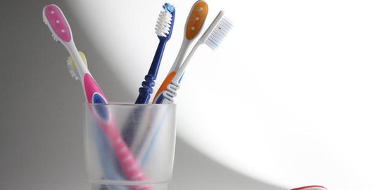 4 Penyakit yang mengancam kesehatan jika kamu sering bertukar sikat gigi