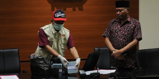 KPK pamerkan gepokan uang suap Bupati Hulu Sungai Tengah