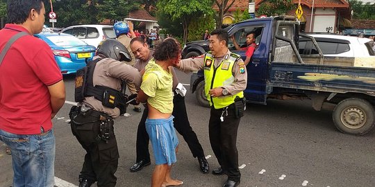 Ngamuk di depan Gedung Garahadi Surabaya, Gatot lempar bom molotov