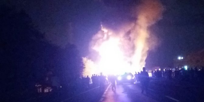 Mobil tangki terbakar di Tol Cikampek, lalin kendaraan berhenti total