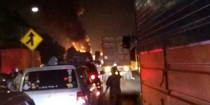 Truk angkut BBM terbakar, petugas terapkan buka tutup Tol Cikampek arah Jakarta