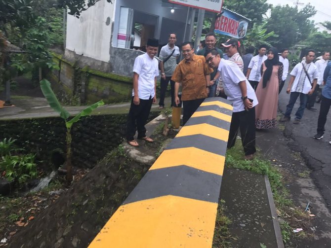 bupati banyuwangi abdullah azwar anas mengecek penyiapan pelebaran jalan dan infrastruktur drainase di kecamatan sempu