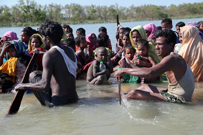 pengungsi rohingya seberangi sungai naf dengan rakit