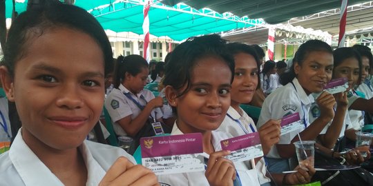Siswa penerima KIP di Kupang antusias menunggu Presiden Jokowi