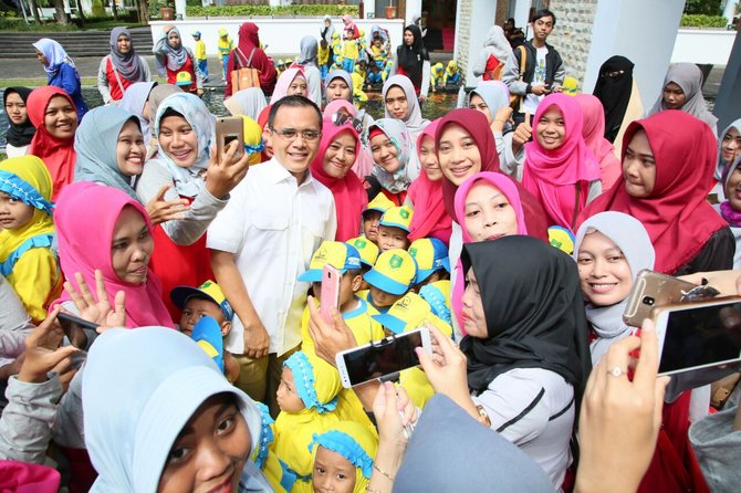 bupati banyuwangi abdullah azwar anas bersama dari ratusan ibu guru wali murid dan siswa yang sedang melakukan wisata edukasi ke kantor pemkab banyuwangi