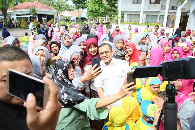 bupati banyuwangi abdullah azwar anas bersama dari ratusan ibu guru wali murid dan siswa yang sedang melakukan wisata edukasi ke kantor pemkab banyuwangi