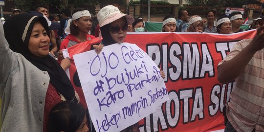 Demo di balai kota, warga Surabaya tolak Risma maju Pilgub Jatim