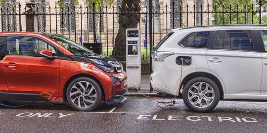 Gedung parkir panel surya GBK bersertifikat emas, bisa isi energi mobil listrik