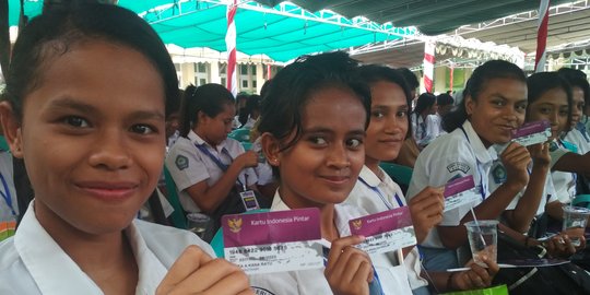 Keceriaan pelajar SMK Negeri 3 Kupang setelah dapat sepeda dari Jokowi