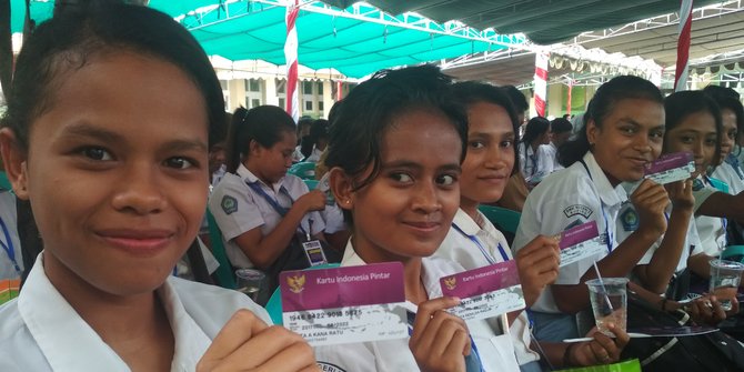 Keceriaan pelajar SMK Negeri 3 Kupang setelah dapat sepeda 