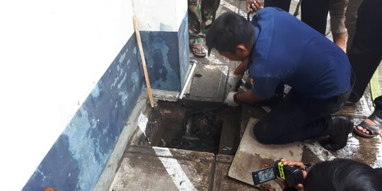 Dikira sampah, saluran parit tersumbat gara-gara ular piton 4 meter lebih