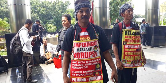 27 Hari jalan kaki ke KPK, 2 warga Ponorogo serahkan dokumen korupsi
