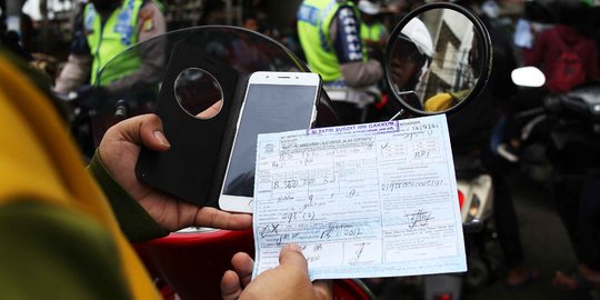 Kesal ditilang, pemotor di Palembang tonjok wajah polantas