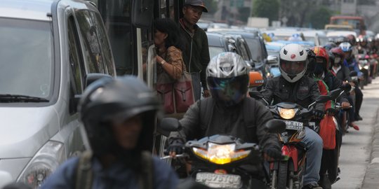 Semringah Anies-Sandi, Pergub larangan motor lintasi Jalan Thamrin dibatalkan MA