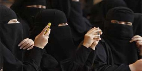 Perempuan Saudi bebas nonton laga sepakbola di stadion mulai 2018
