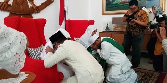 Momen haru Ridwan Kamil dan Uu Ruzhanul sungkem minta restu orangtua