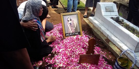 Tangis keluarga pecah saat jenazah Meritha Vridawati dimakamkan