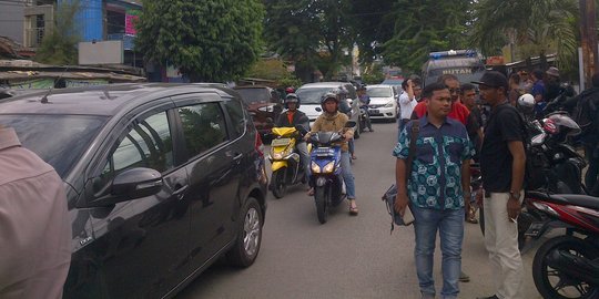 Warga padati prarekonstruksi penjarahan toko pakaian oleh geng motor di Depok