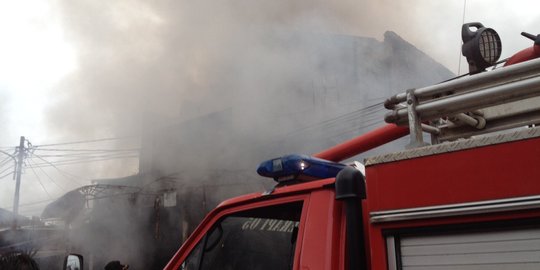 Bermuatan genset, mobil Dinas Kebersihan Surabaya terbakar setelah ada percikan api