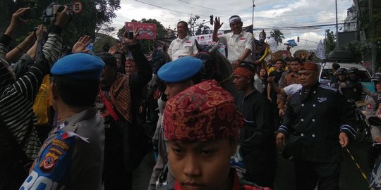 Menunggangi kuda dan gendong penari, Demiz-Dedi Mulyadi serahkan berkas ke KPU