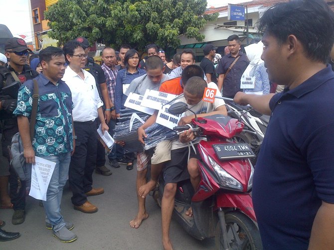 rekonstruksi penjarahan toko fernando di depokamp diksar uii di lereng lawu