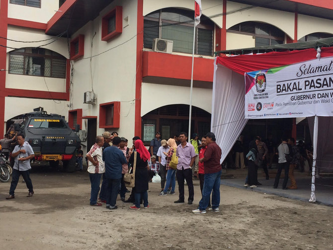 barracuda dan water canon disiagakan di kpu sumut