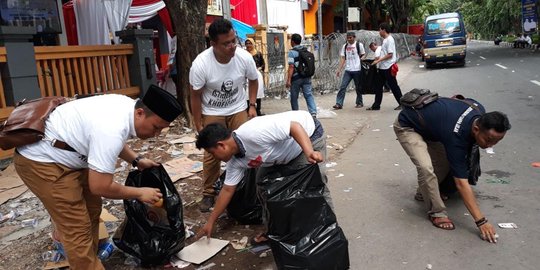 Kantor KPU Jatim kotor, relawan Khofifah-Emil punguti sampah bekas konvoi