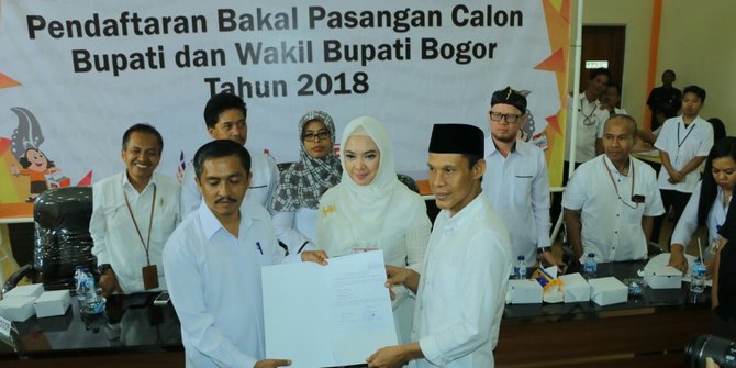 Ingrid Kansil dampingi Ade Ruhendi daftar ke KPU Kabupaten Bogor