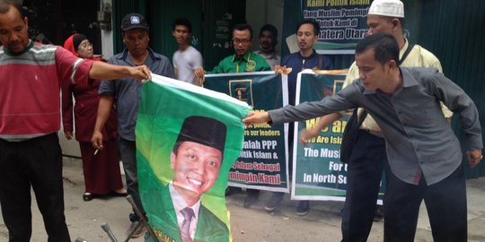 Tolak dukung Djarot-Sihar, kader PPP Sumut bakar poster Romahurmuziy