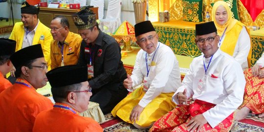 Diusung tiga partai, petahana gubernur Riau daftar ke KPU