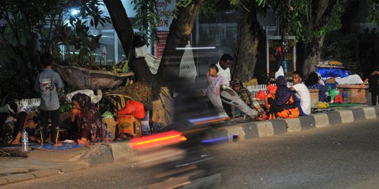 Puluhan WNA berminggu-minggu tinggal di trotoar demi mendapat suaka