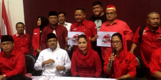 Daftar ke KPU Jatim, Gus Ipul-Puti dikawal penggemar Iwan Fals