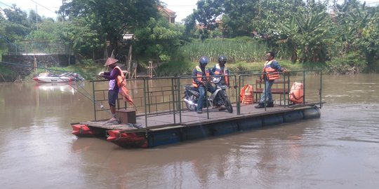 Untuk keselamatan, jasa penyeberangan sungai dapat bantuan pelampung dari Gus Ipul