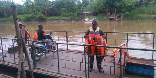 Jasa penyeberangan Sidoarjo - Gresik di sungai Kali Mas dapat beroperasi