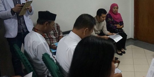 Khofifah berkerudung pink, Gus Ipul sapa petugas RS saat tes kesehatan