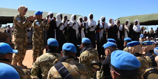 Pasukan Garuda beri Alquran & alat sekolah untuk madrasah di Darfur